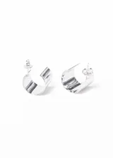 Par de aros tipo argolla ancha enchapados en plata.