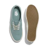 Championes celestes de tela, con diseño clásico de Vans, bajos y cordones.
