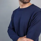 Buzo azul marino de cuello redondo y manga larga, confeccionado en algodón y poliéster.
