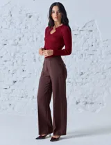 Pantalón de vestir de pierna ancha color marrón, marca Zac & Rachel. Presenta pretina ancha con aplique de botones y bolsillos simulados con tachas.