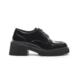 Zapato estilo oxford de charol negro, con cordones y plataforma gruesa de goma con relieve.