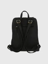 Mochila negra con cierre superior y bolsillo frontal con cierre. Incluye llavero decorativo con borlas y dije metálico.