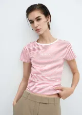 Camiseta blanca con rayas horizontales rojas, cuello redondo y logo estampado en el centro del pecho.