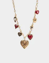 Collar corto dorado con cadena gruesa y dijes de diferentes corazones, con esmaltados y bajo relieve.