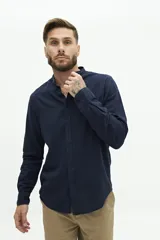Camisa de lino azul marino con cuello mao, corte semi slim y logo bordado en el pecho.