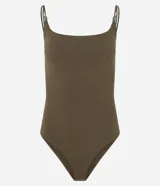 Body femenino color marrón, ajustado, con escote en U y breteles finos dobles que incorporan un adorno de cuentas de carey en el hombro. El tejido es texturizado.