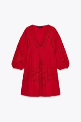 Vestido corto rojo de Zara Woman Collection, confeccionado en hilatura con mezcla de algodón y lino. Presenta escote pico, manga abullonada acabada en elástico y detalle de bordados a tono.