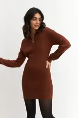 Vestido corto marrón de tejido acanalado, con cuello alto y medio cierre frontal.