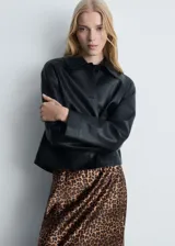 Falda midi de satén con estampado animal print de leopardo, corte recto y cintura elástica.