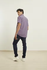 Camisa sport escocesa de manga corta con cuello button-down.