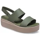 Sandalias Crocs modelo Brooklyn Low Wedge, color azul marino con plataforma beige. Presentan dos tiras anchas sobre el empeine y una tira ajustable en el talón.