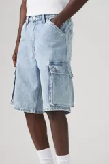 Bermuda de jean celeste claro, corte holgado, con bolsillos cargo laterales y bolsillos delanteros y traseros.