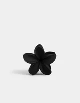 Broche para el pelo negro con forma de flor de hibisco.