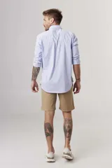 Camisa de hombre color crema, de corte clásico, con cuello abotonado y mangas largas.