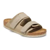 Sandalias Birkenstock modelo Uji, color taupe, con dos correas ajustables de cuero gamuzado y plantilla anatómica de corcho y látex.