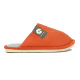Pantufla de pana color gris, sin talón y con interior suave y acolchado.
