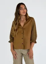 Camisa color beige de lino con mangas 3/4 de crochet.