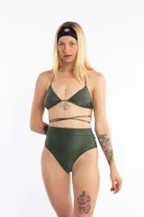 Bombacha tiro alto colaless color verde militar de lycra canalé brillante.