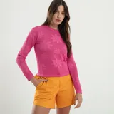 Sweater rosa con cuello redondo y mangas largas.