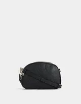 Bandolera negra de cuerina con corazones en relieve, correa regulable desmontable, acceso mediante cierre superior y puller de material principal con charms de corazones y perlas.