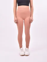 Calza larga de lycra color rosa viejo, con cintura alta y corte ajustado.