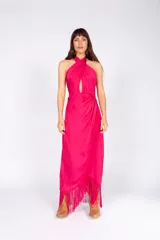 Vestido largo de seda lavada color azul marino, con escote halter cruzado, abertura en la falda y flecos en el ruedo.