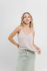 Musculosa lila de breteles finos con escote en V en el frente y espalda en U, confeccionada en tejido fluido con leve textura satinada.