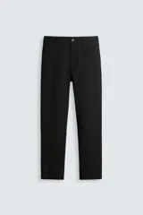 Pantalón de vestir negro, corte slim fit, confeccionado en tejido elástico. Cuenta con bolsillos frontales y traseros de vivo con botón.