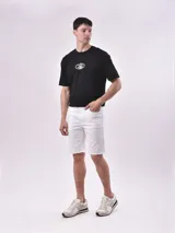 Bermuda de gabardina color blanco, corte recto y largo a la rodilla.