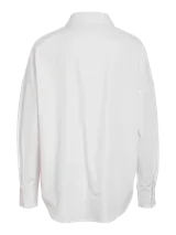 Camisa blanca de manga larga con calce holgado, cuello clásico y cierre con botones.