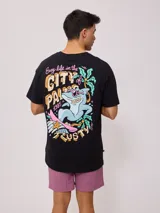 Remera color crema de algodón con estampado en la espalda de un tiburón con gafas de sol, palmeras y texto "Easy life in the City of Palm Rusty 1985".