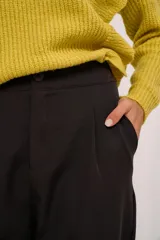 Pantalón de vestir gris oscuro, de corte chupín, con cierre y botón.