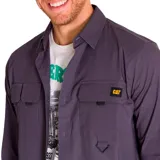 Camisa de manga larga gris oscuro, con dos bolsillos de parche con solapa abotonada en el pecho y logo de la marca en el bolsillo izquierdo.