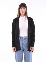 Cardigan negro de tejido de punto con bolsillos laterales.