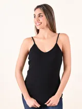 Musculosa negra con breteles finos y escote en V.