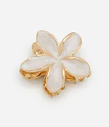 Pinza para el pelo en metal con forma de flor. Presenta pétalos blancos con acabado esmaltado y efecto marmolado, contorneados por bordes dorados. Incluye resorte interno y garras para sujeción.