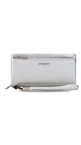 Billetera de mujer color verde oliva, con textura símil cuero, cierre principal y bolsillo monedero con cierre al frente. Incluye correa de mano desmontable y tarjeteros internos.