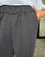 Pantalón de corte clásico color beige, con elástico en la cintura y diseño cómodo.
