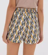 Short de tejido suave con estampado de tucanes en tonos negro, gris y amarillo. Tiene cintura elástica.