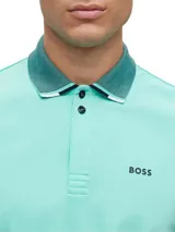 Remera polo de corte regular, con cuello y detalles en color celeste, confeccionada en algodón.