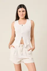 Short blanco de lino con pinzas, tiro alto y bolsillos laterales.