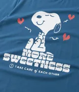 Remera azul de algodón con cuello redondo y mangas cortas. Estampa frontal de Snoopy con la frase 'More Sweetness. Take care of each other' y corazones.