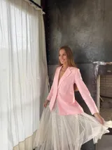 Blazer amarillo de lino con forro de algodón, corte sastrero, botones forrados y confección artesanal.