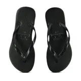 Ojotas negras de goma con tiras finas.