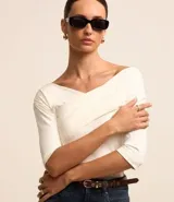 Blusa color crema con escote bardot y mangas 3/4.