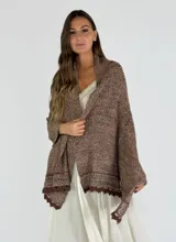 Pashmina azul con diseño calado en los bordes.