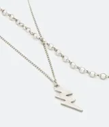Collar doble plateado, con una cadena de eslabones y otra más fina con dije de rayo.