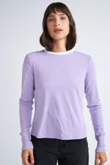 Remera de manga larga color lila con detalle de color block en mangas color blanco, cuello redondo y calce regular.