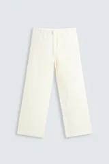 Pantalón de lino color crudo, de corte ancho, con cintura elástica ajustable con cordón, bolsillos laterales y trasero.