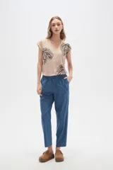 Pantalón de jean celeste, de corte recto y tiro medio, con bolsillos delanteros y traseros.